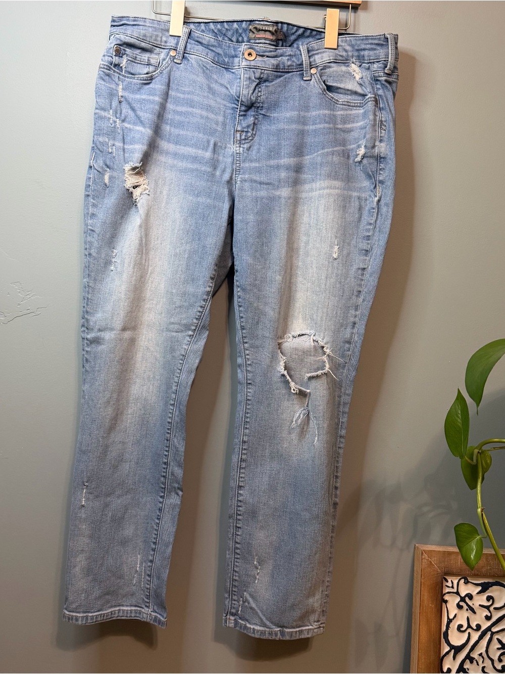 Torrid Vintage Stretch Boyfriend Straight Distressed Light Wash Jeans Size 18R - Picture 2 of 16